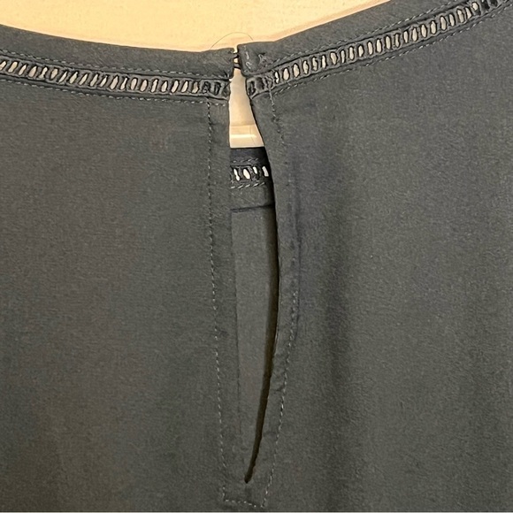 Ann Taylor, Modest, Light Weight, Quarter Sleeve Blouse, Size Medium - Picture 7 of 10